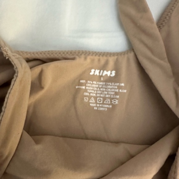 SKIMS Fits Everybody Square Neck Bodysuit - Picture 6 of 6